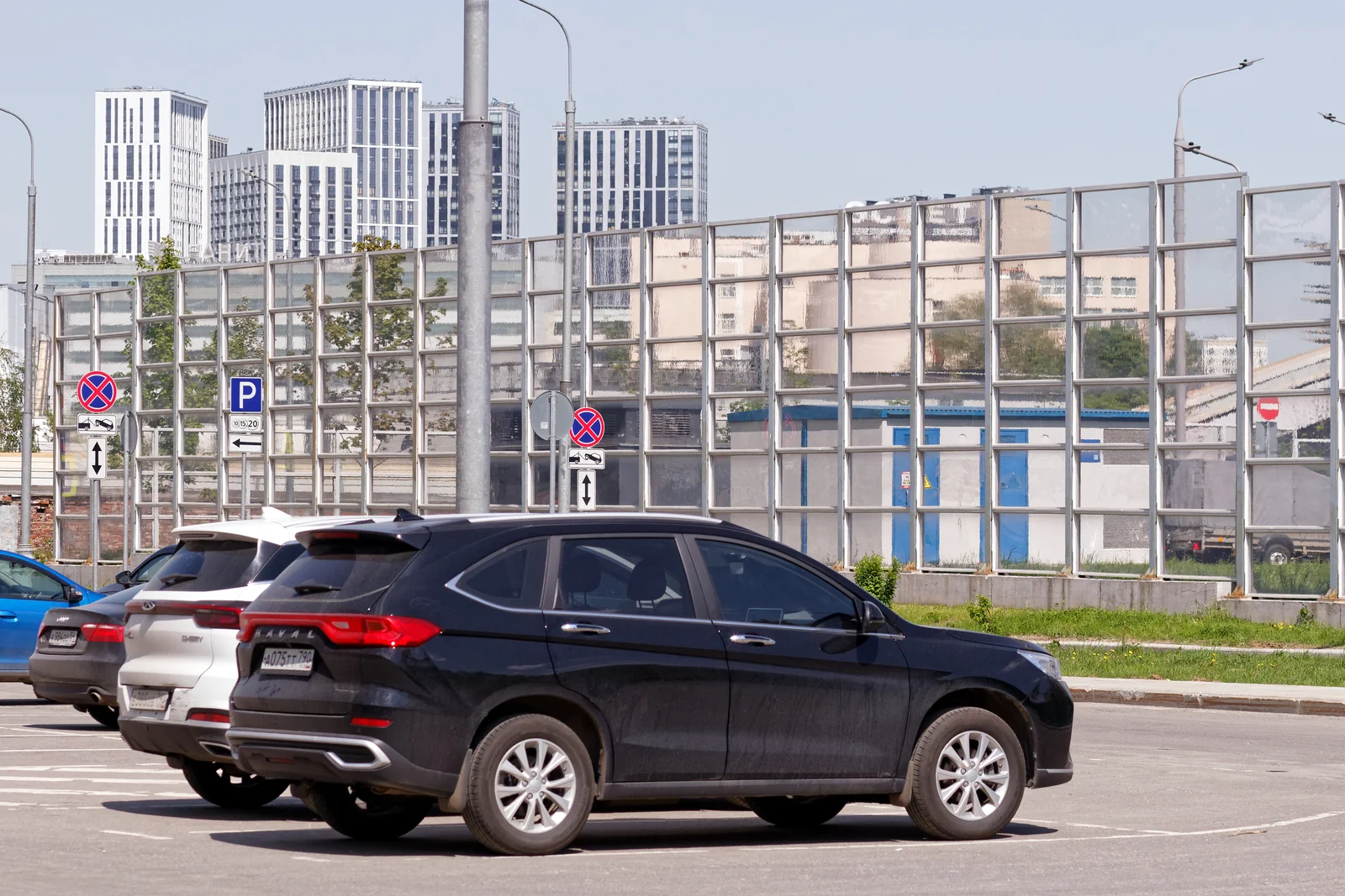 Haval M6, вид сзади и сбоку