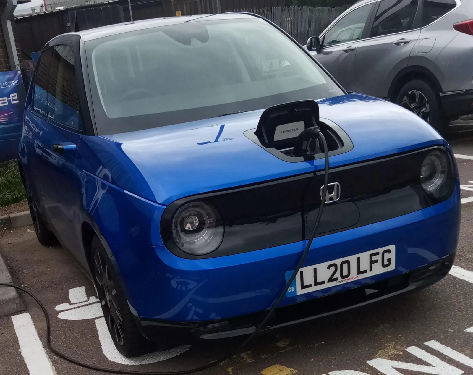 Honda e Advance у зарядной станции
