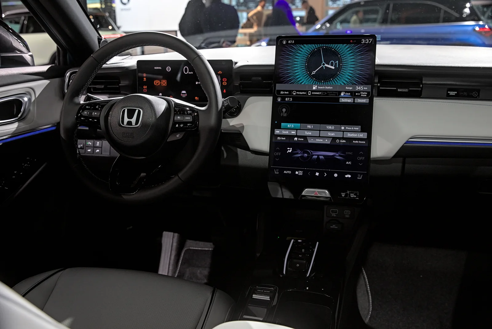 Передняя панель и вертикальный экран Honda e:Ny1