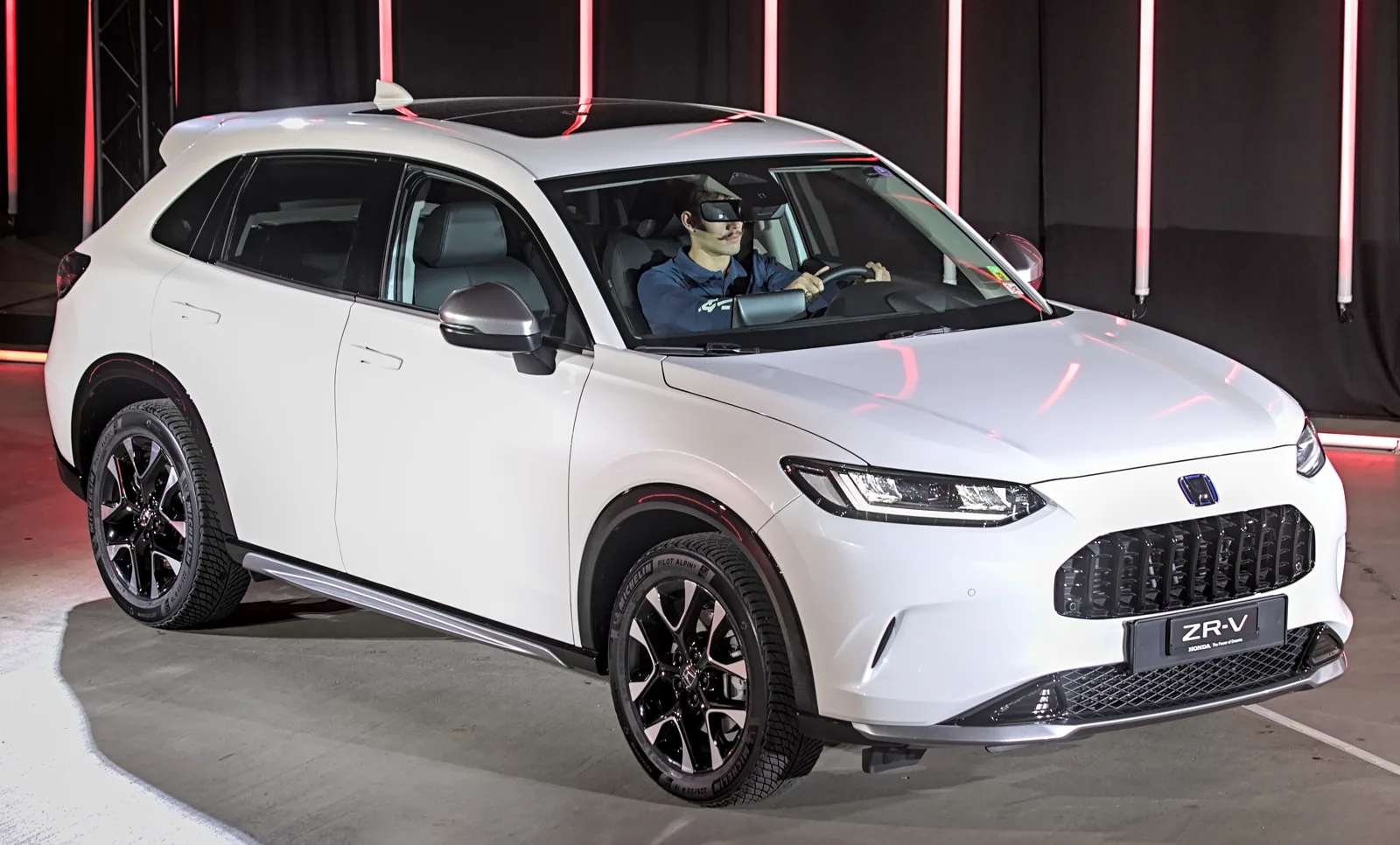 Белая Honda ZR-V e:HEV на выставке в Цюрихе 2023 года