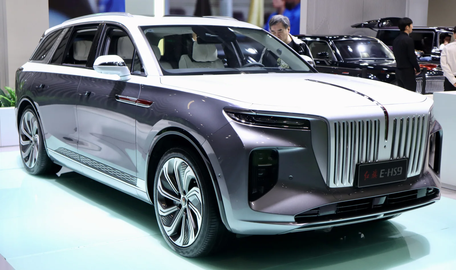 Hongqi E-HS9 на выставке в Гонконге, декабрь 2023 года. Фото показывает кузов первого поколения; батарея и комплектация конкретного белорусского предложения по нему не определяются.