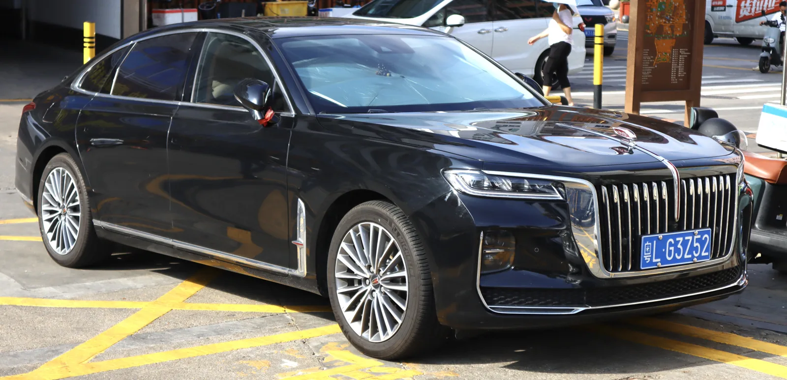 Hongqi H9 первого поколения, вид спереди