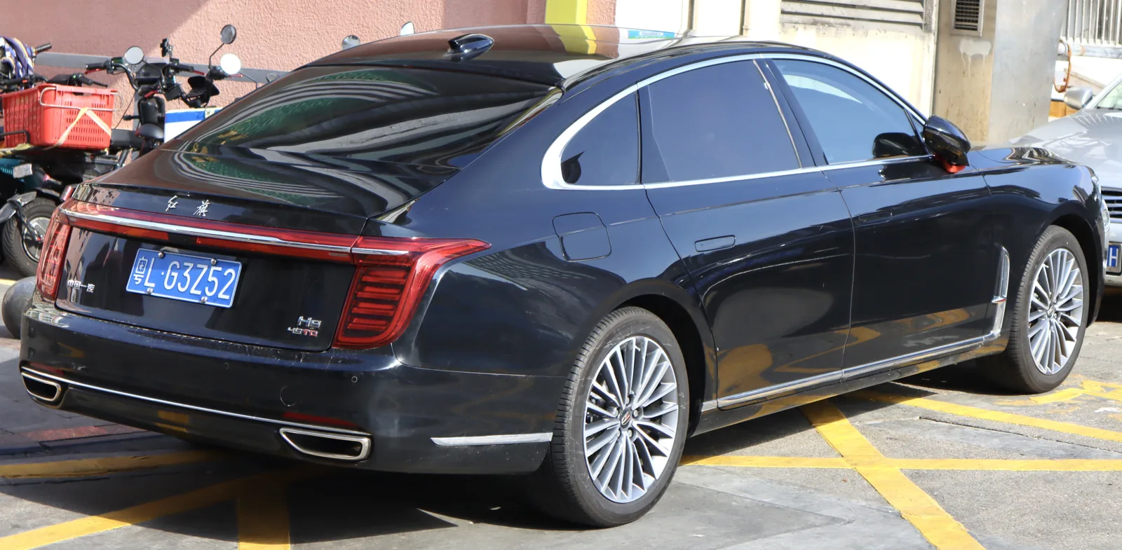 Hongqi H9 первого поколения, вид сзади