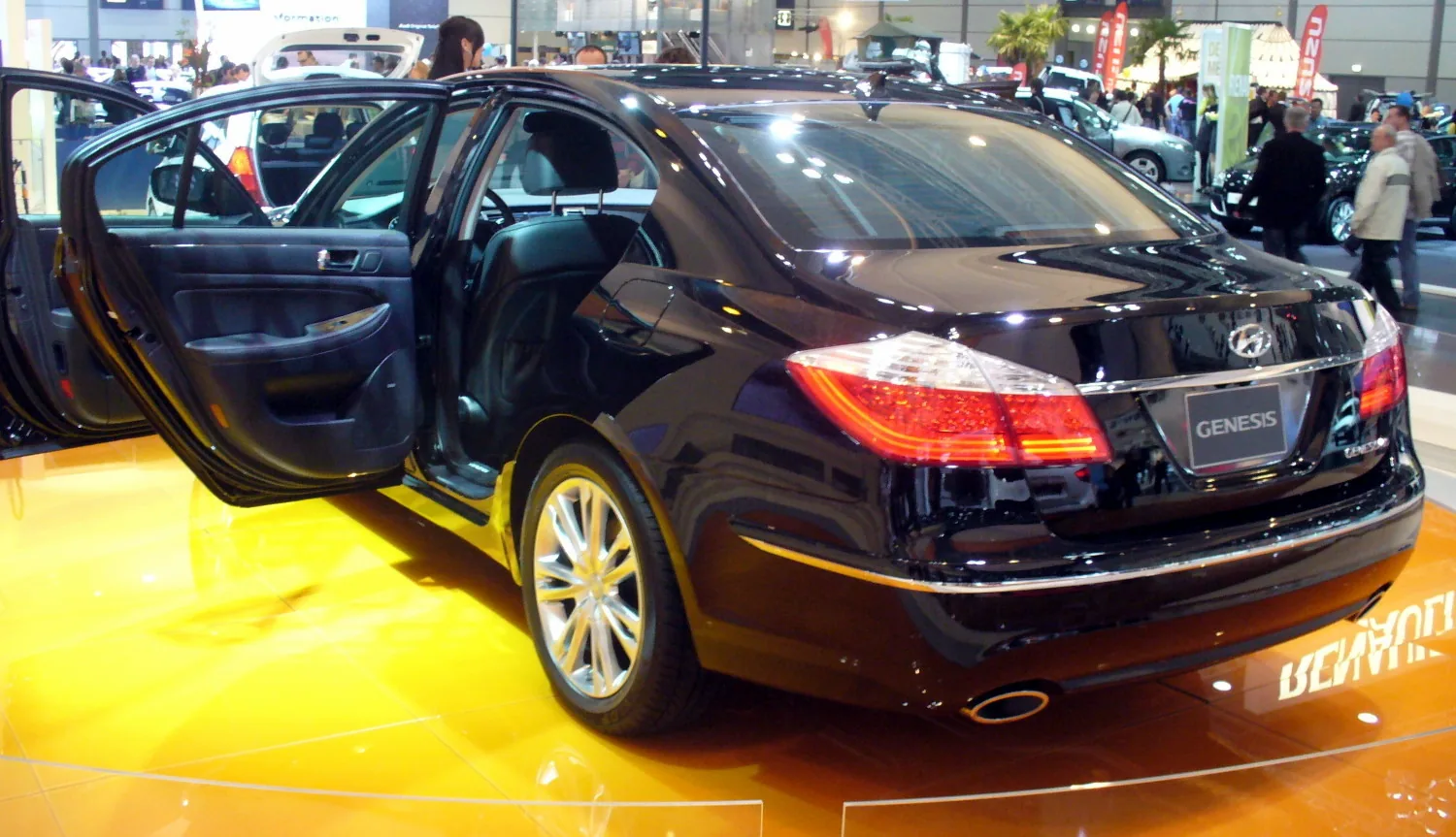 Hyundai Genesis BH сзади