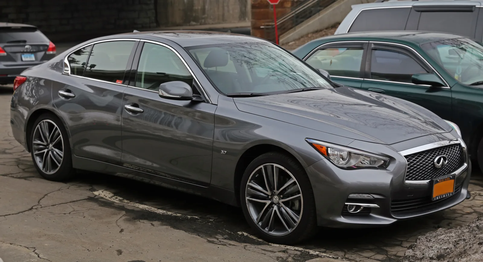 Infiniti Q50 3.7 AWD 2014 года спереди