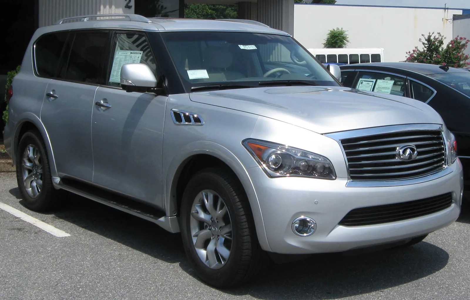 Infiniti QX56 второго поколения 2011 года