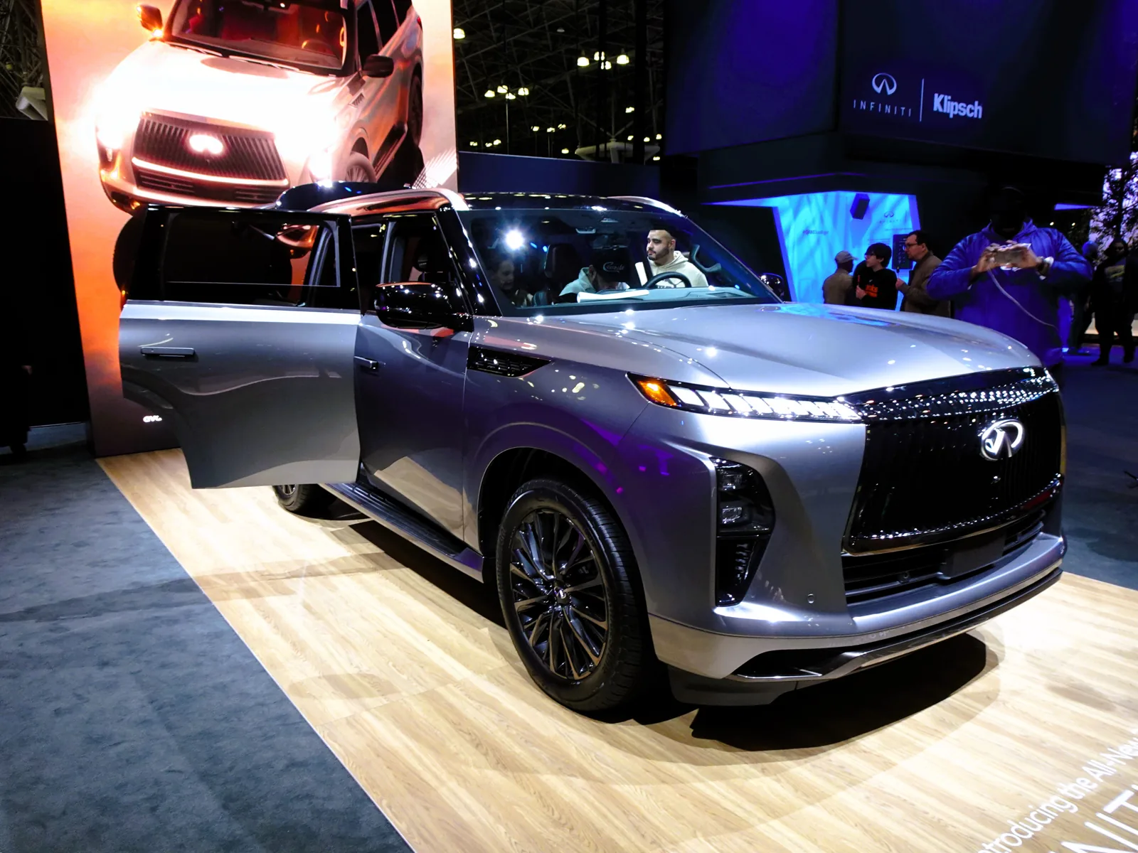 Infiniti QX80 Z63 на автосалоне