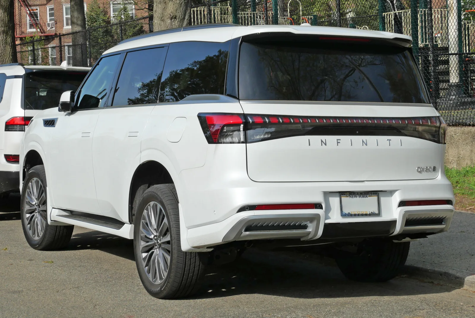 Infiniti QX80 Z63 сзади