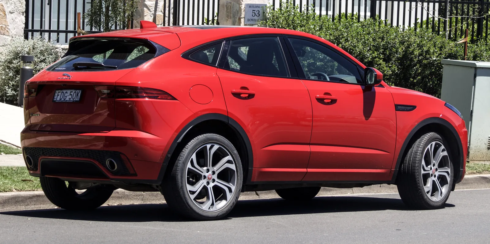 Ранний Jaguar E-Pace R-Dynamic, вид сзади
