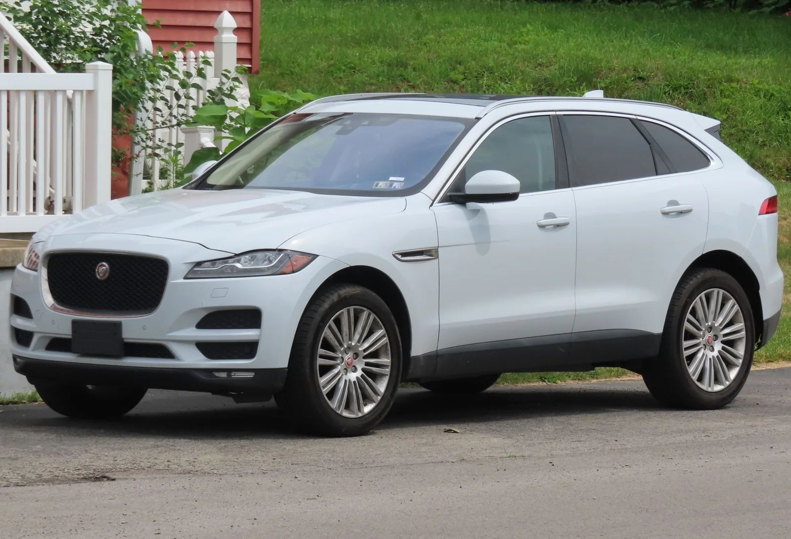 Jaguar F-Pace — фотография автомобиля