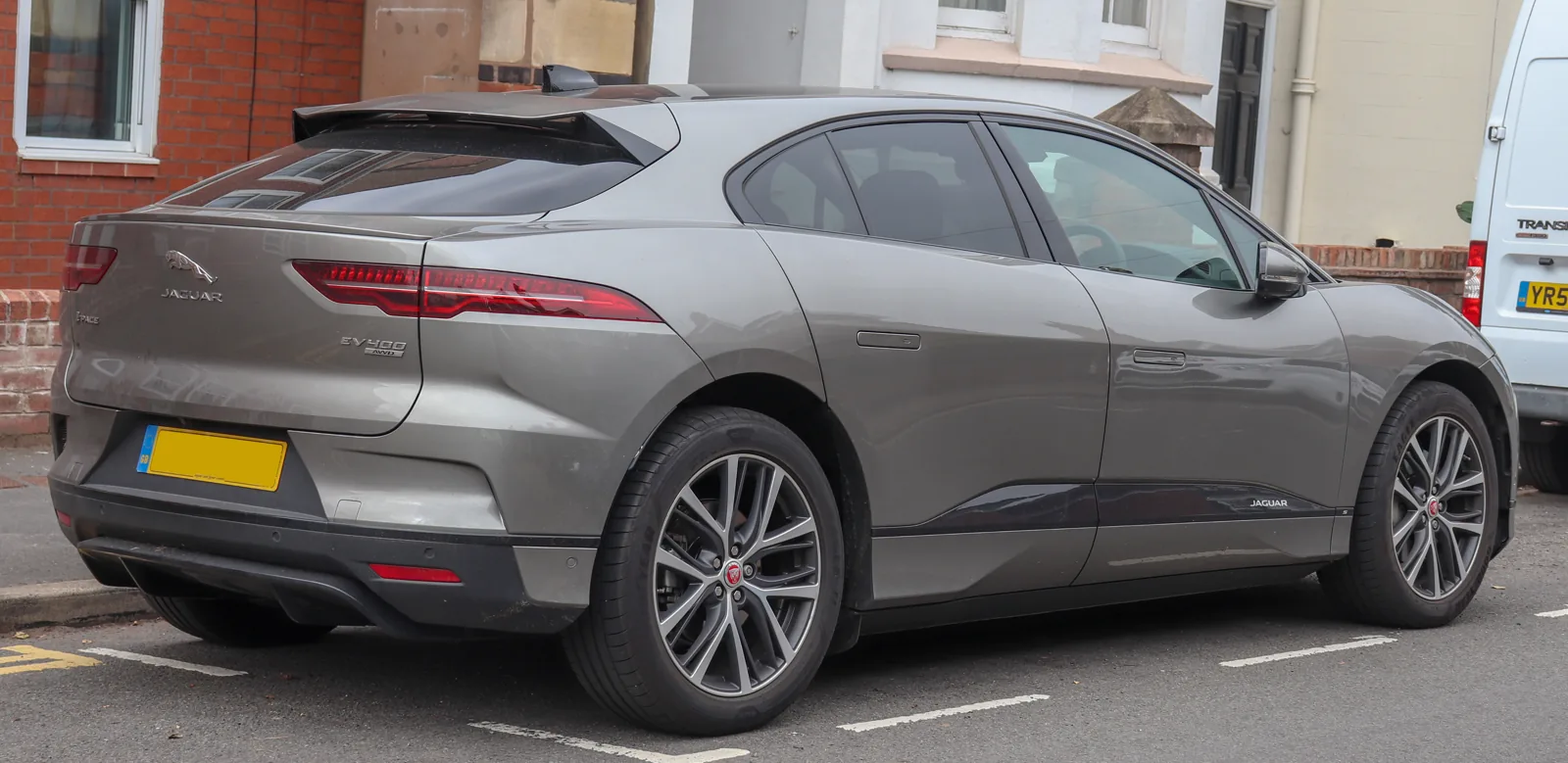 Jaguar I-Pace EV400 S, вид сзади