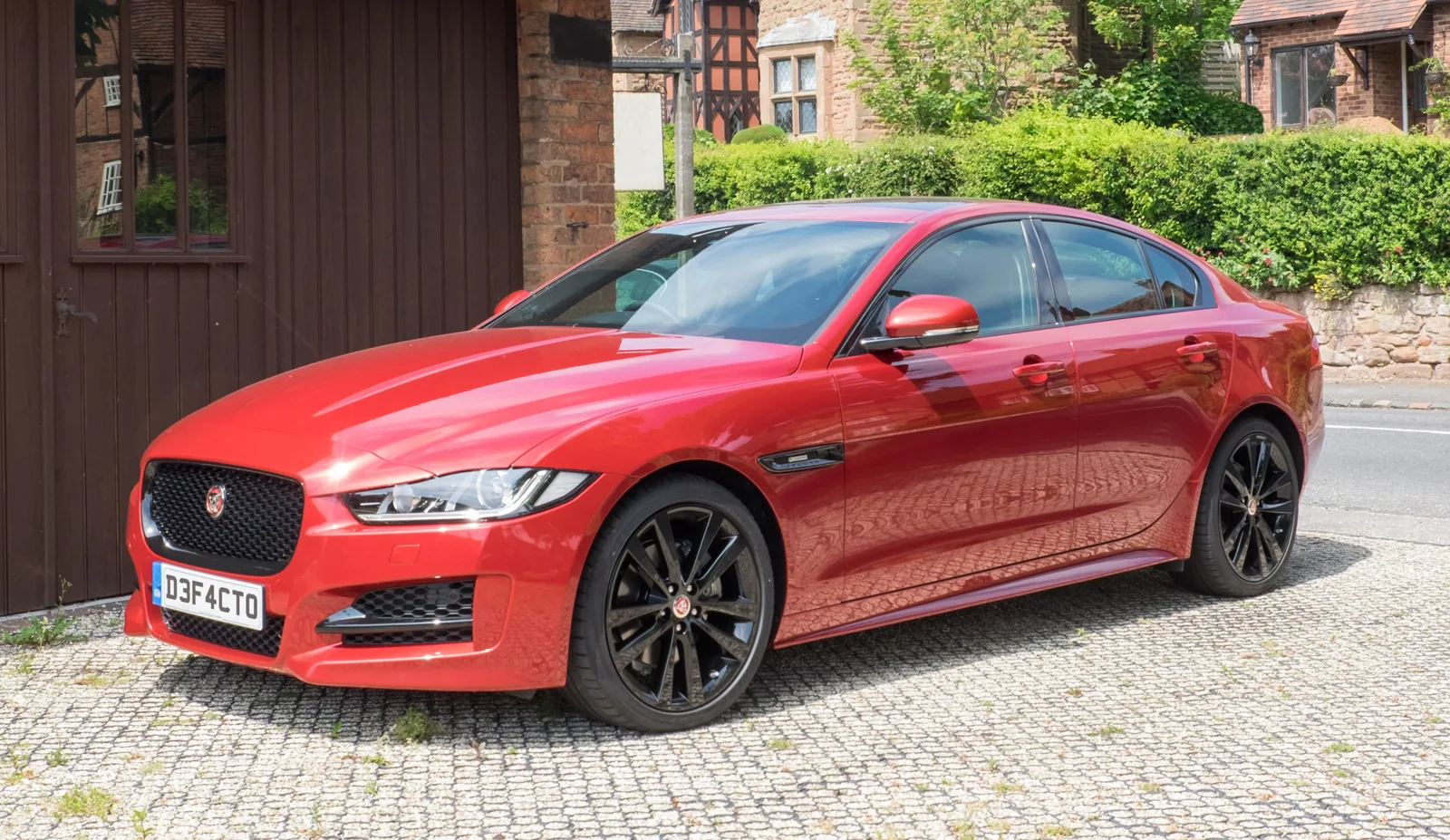 Jaguar XE X760 до рестайлинга, вид спереди