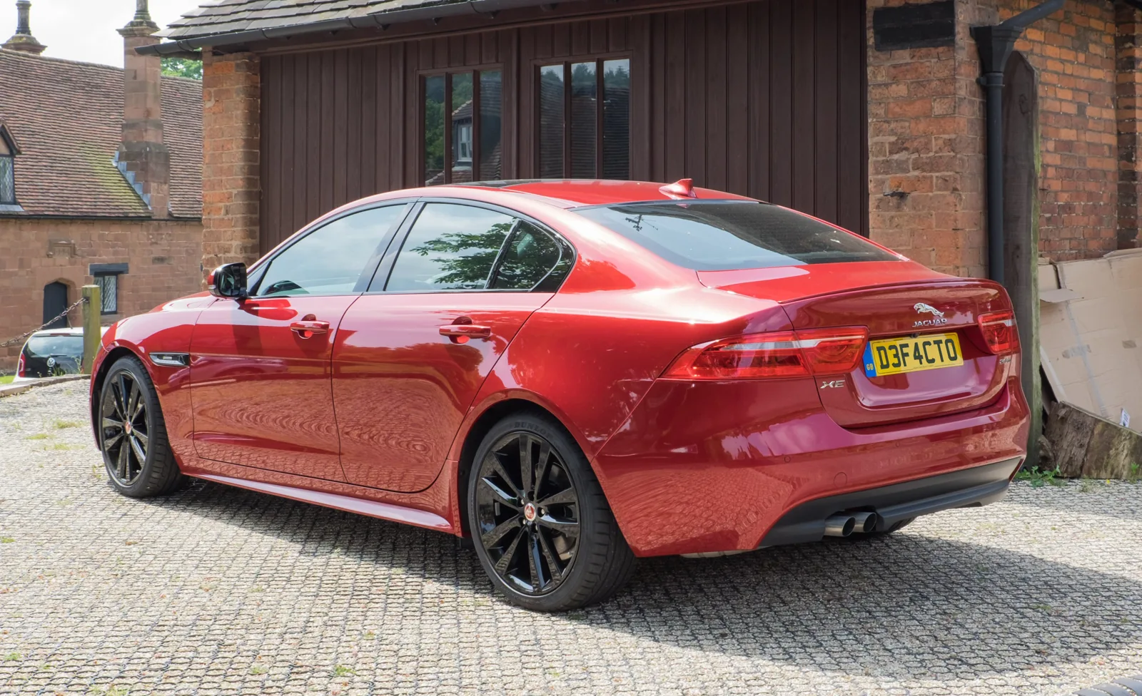 Ранний Jaguar XE X760, вид сзади