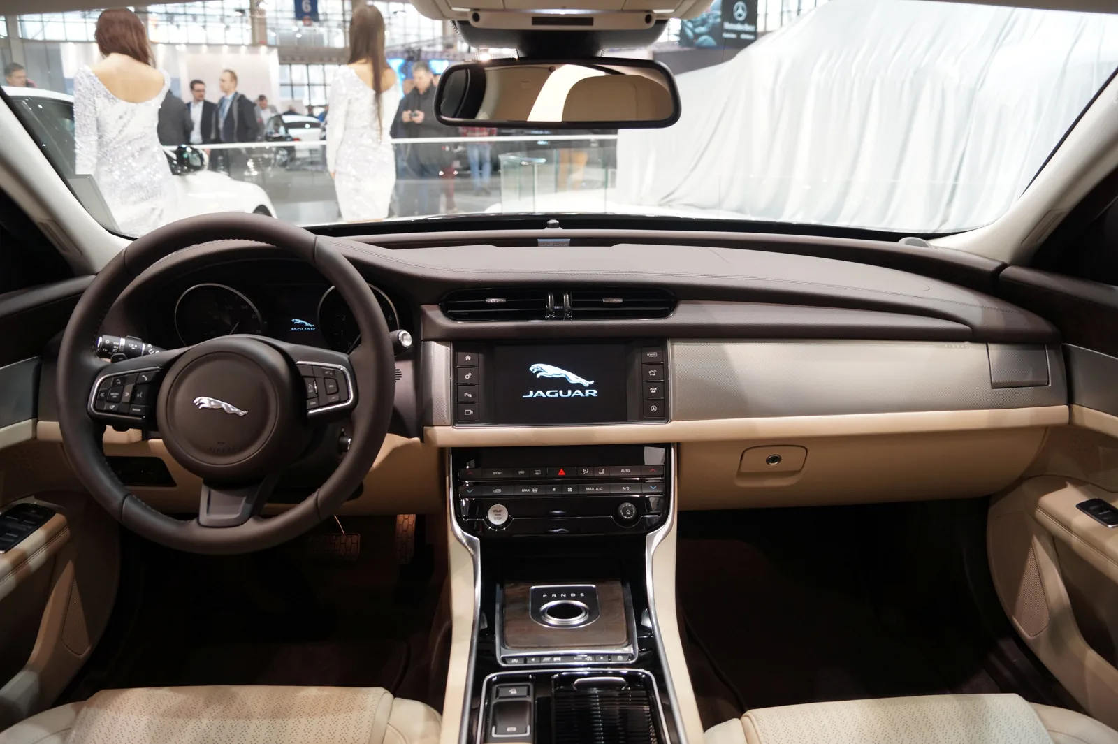 Передняя панель Jaguar XF X260