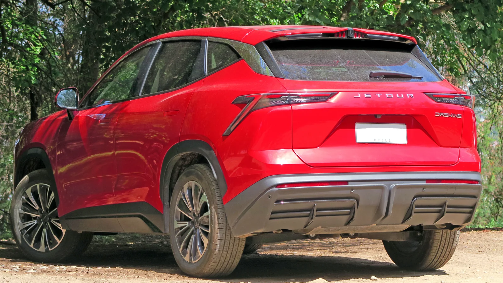 Красный Jetour Dashing 1.5T Lux, вид сзади и сбоку