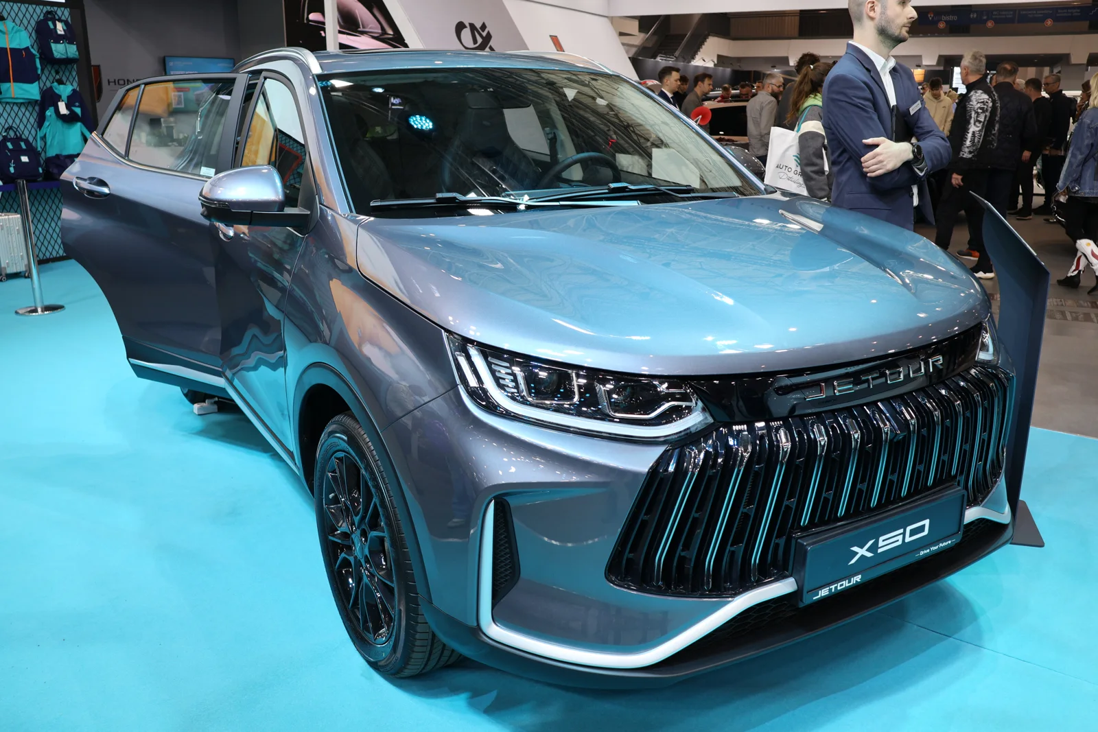 Jetour X50 на выставке в Познани, апрель 2026 года. Польское исполнение; белорусское оснащение проверяйте отдельно.