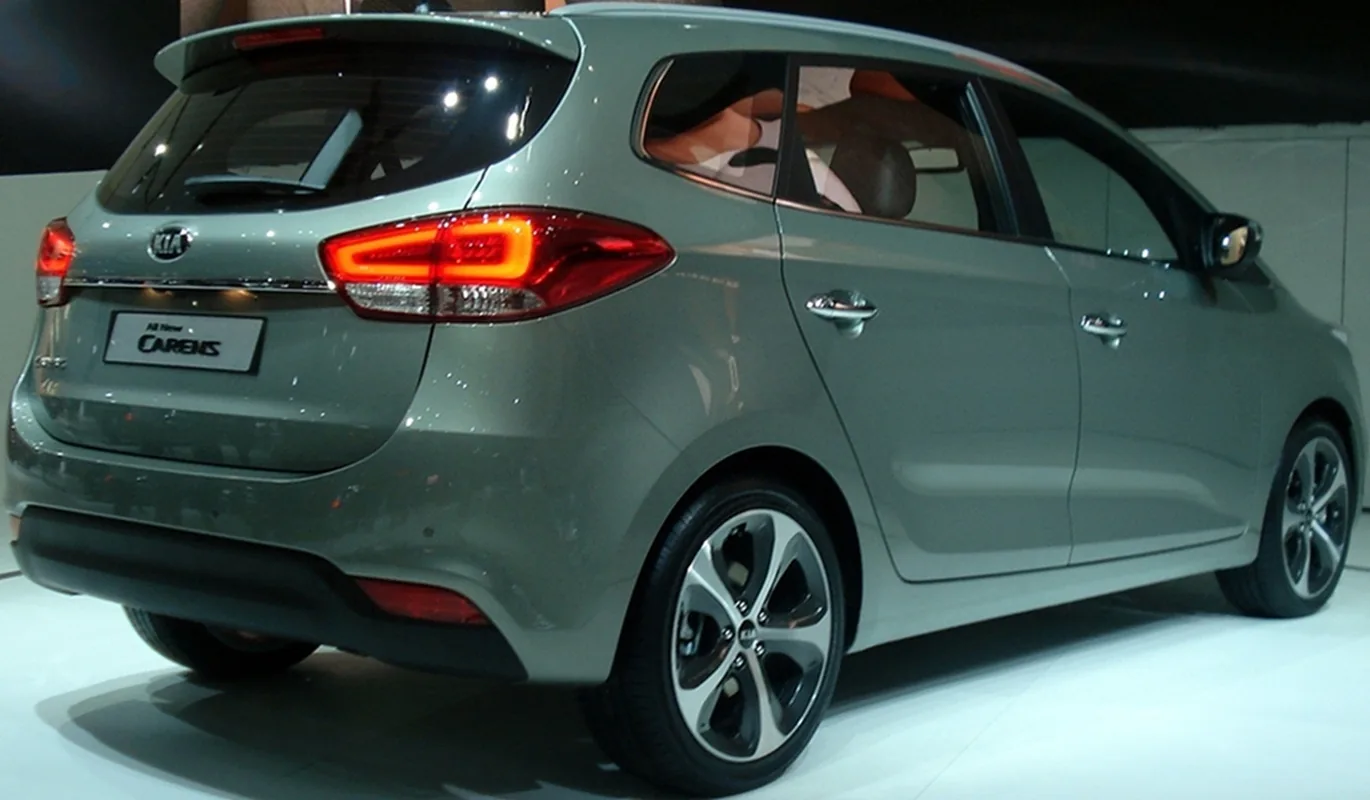 Kia Carens RP 2013 года, вид сзади