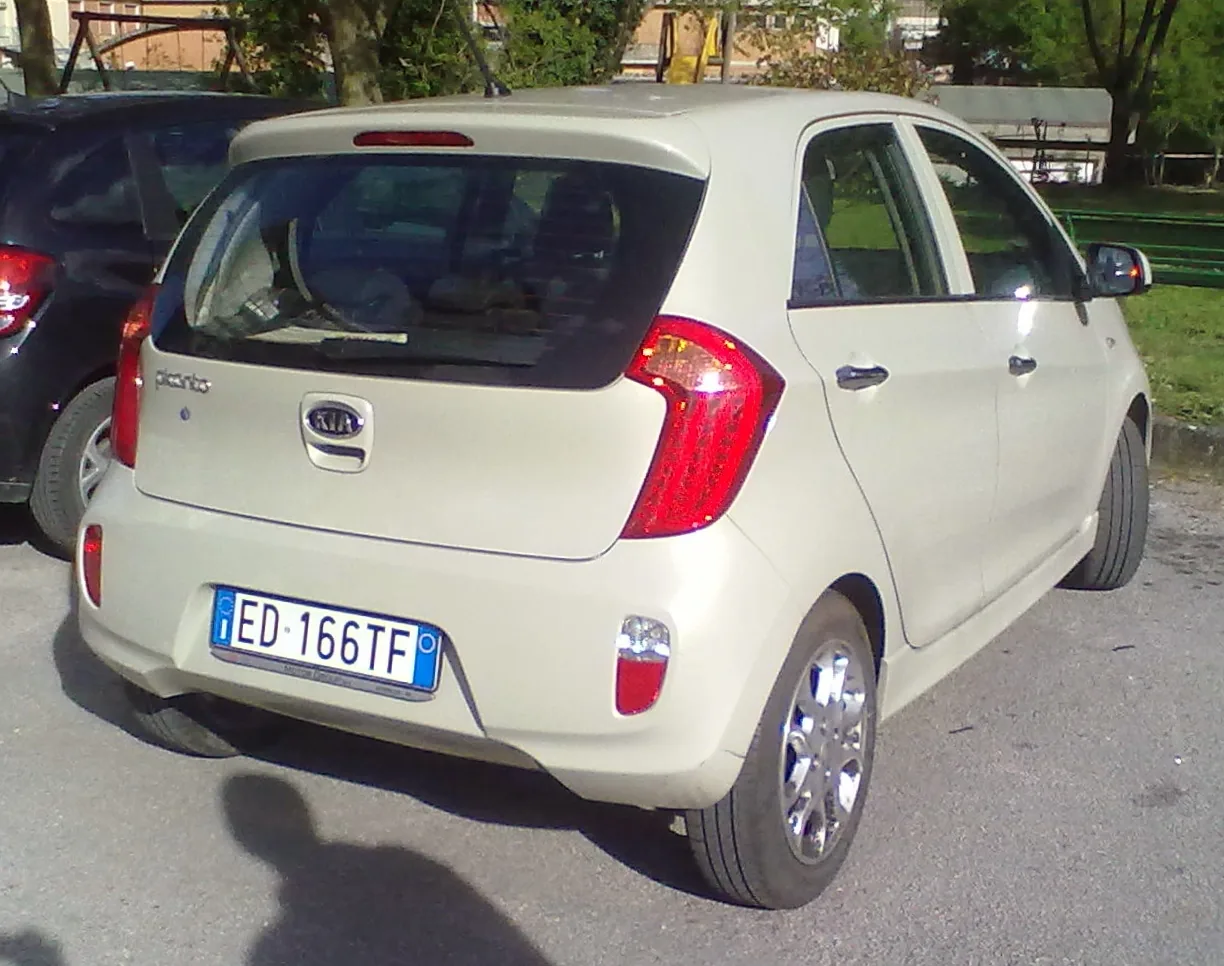 Пятидверный Kia Picanto TA, вид сзади