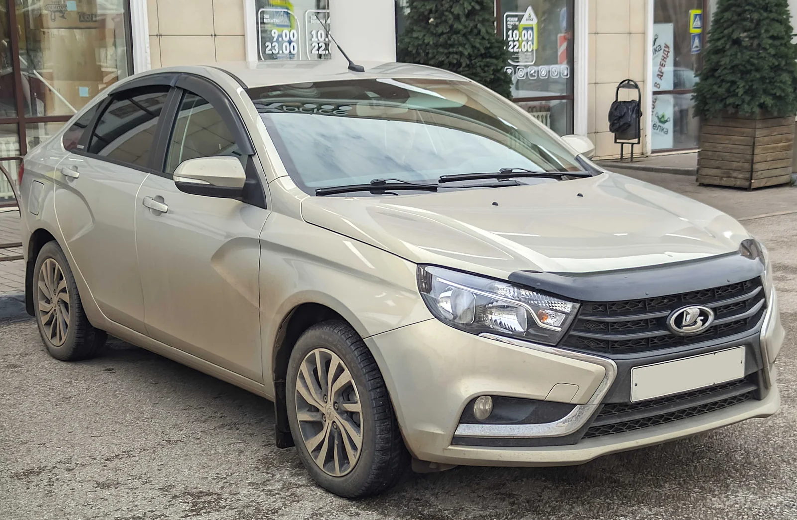 Седан Lada Vesta первого поколения до обновления NG, вид спереди