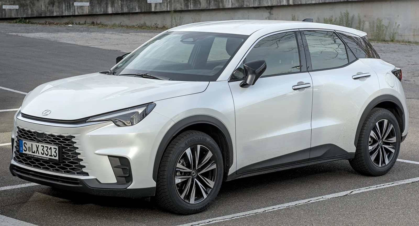 Lexus LBX первого поколения, вид спереди