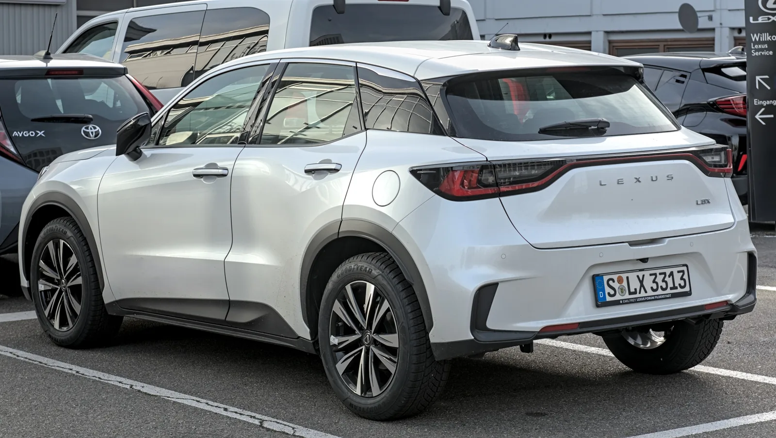 Lexus LBX, вид сзади