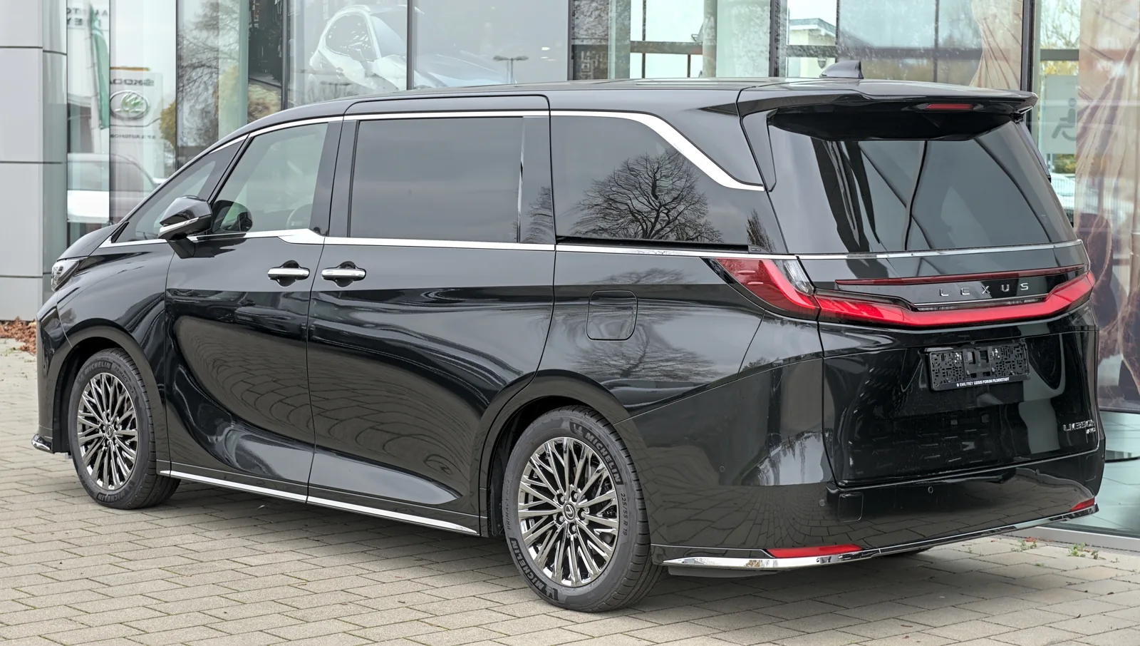 Lexus LM 350h второго поколения, вид сзади