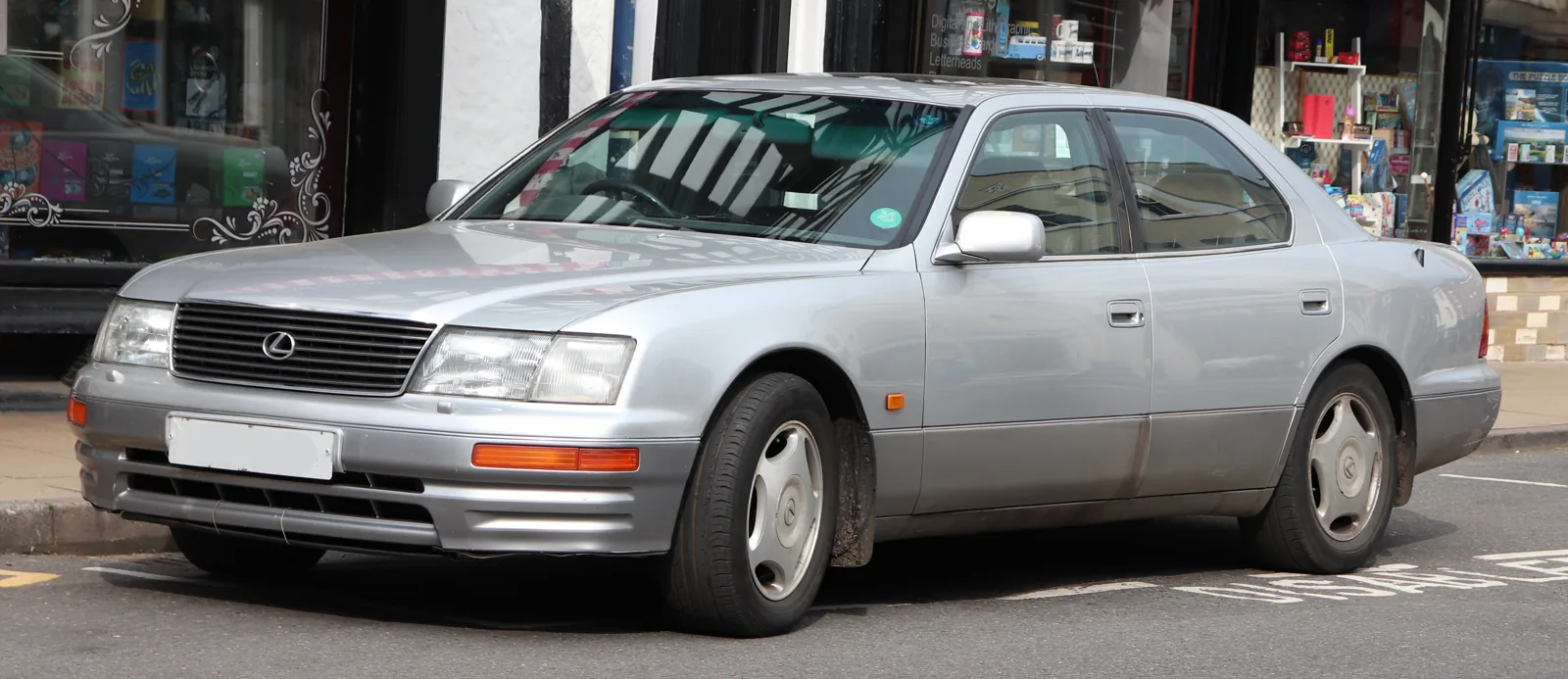 Британский Lexus LS 400 второго поколения 1995 года