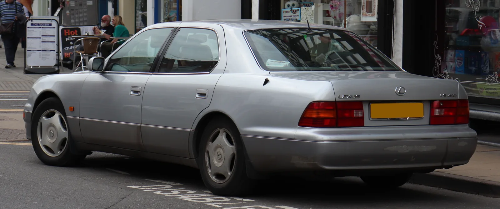 Lexus LS 400 XF20 1995 года, вид сзади
