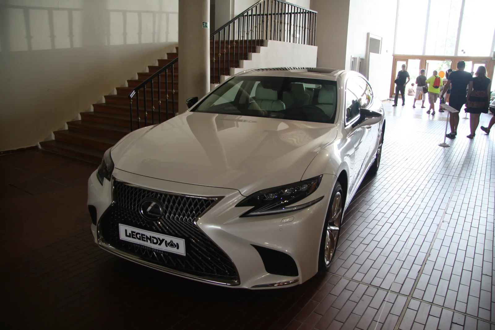 Lexus LS 500h XF50 на выставке в Праге