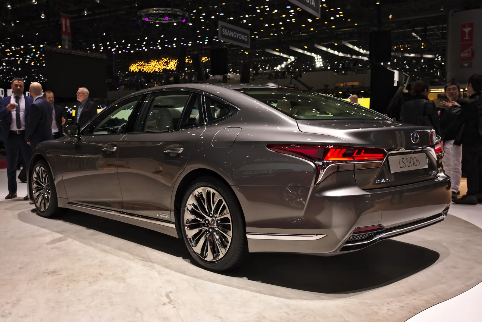 Lexus LS 500h XF50, вид сзади