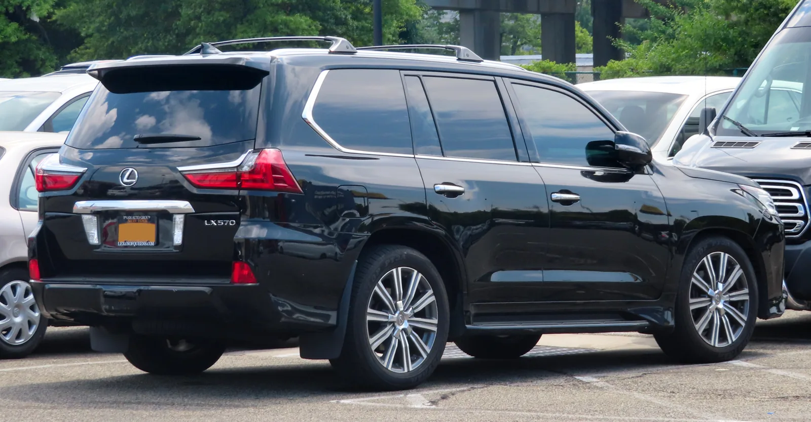 Lexus LX 570 2016 года, вид сзади
