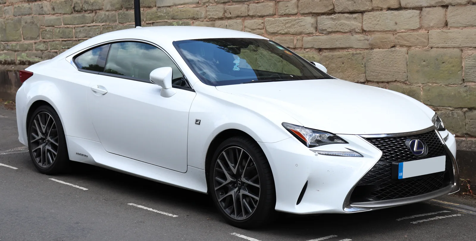 Lexus RC 300h F Sport 2016 года, вид спереди