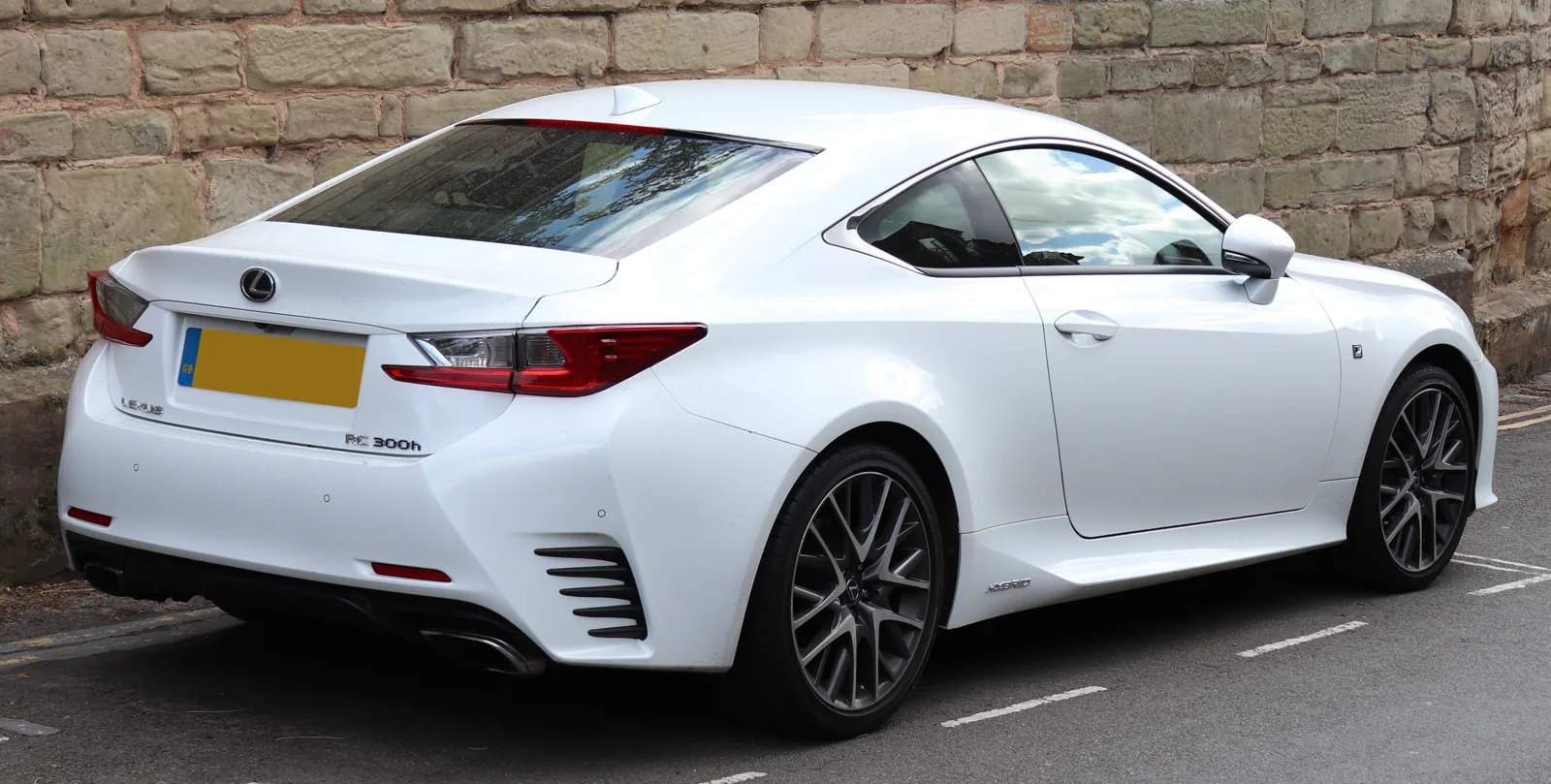 Lexus RC 300h F Sport, вид сзади