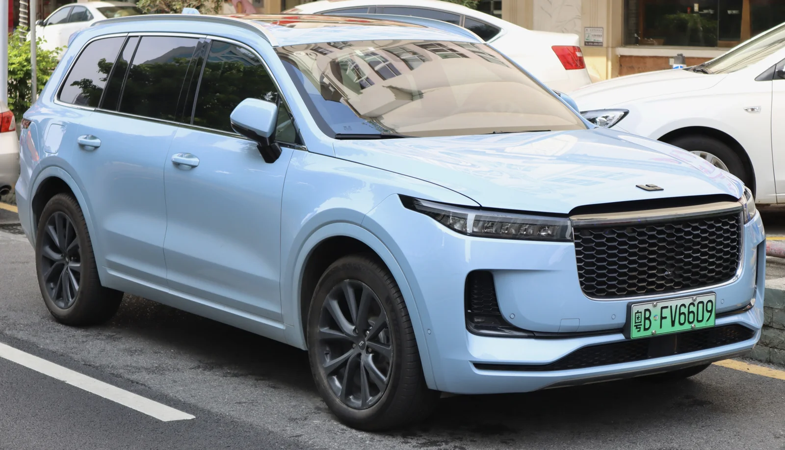 Li Auto ONE раннего исполнения. Фотография иллюстрирует кузов; год и состав оснащения проверяются по документам машины.