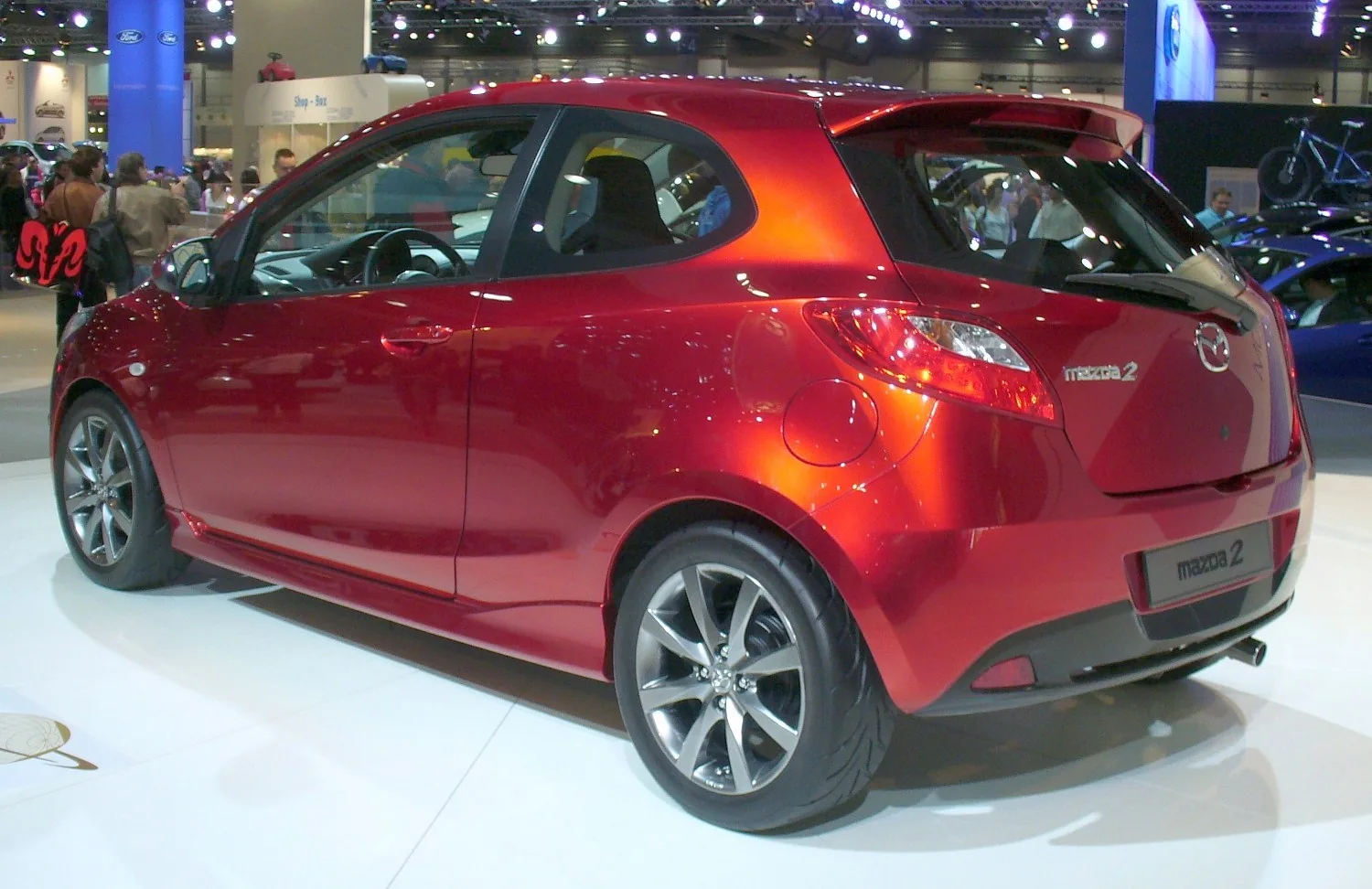 Трёхдверная Mazda2 DE, вид сзади