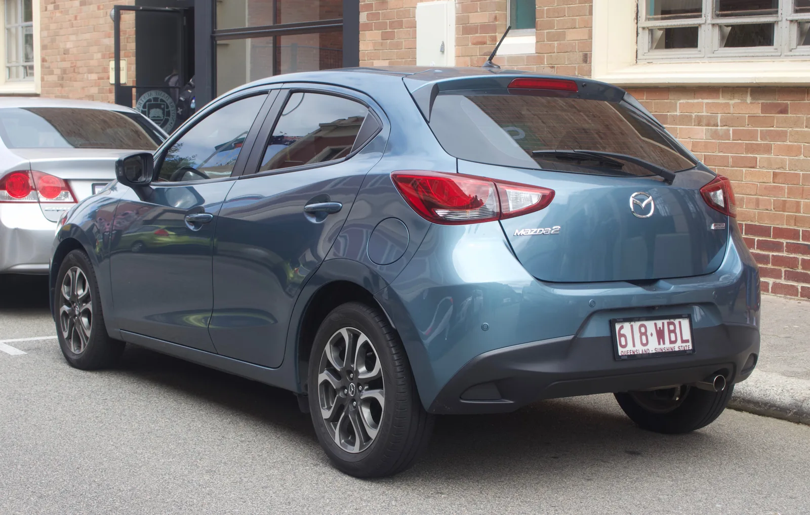 Mazda2 DJ Genki, вид сзади