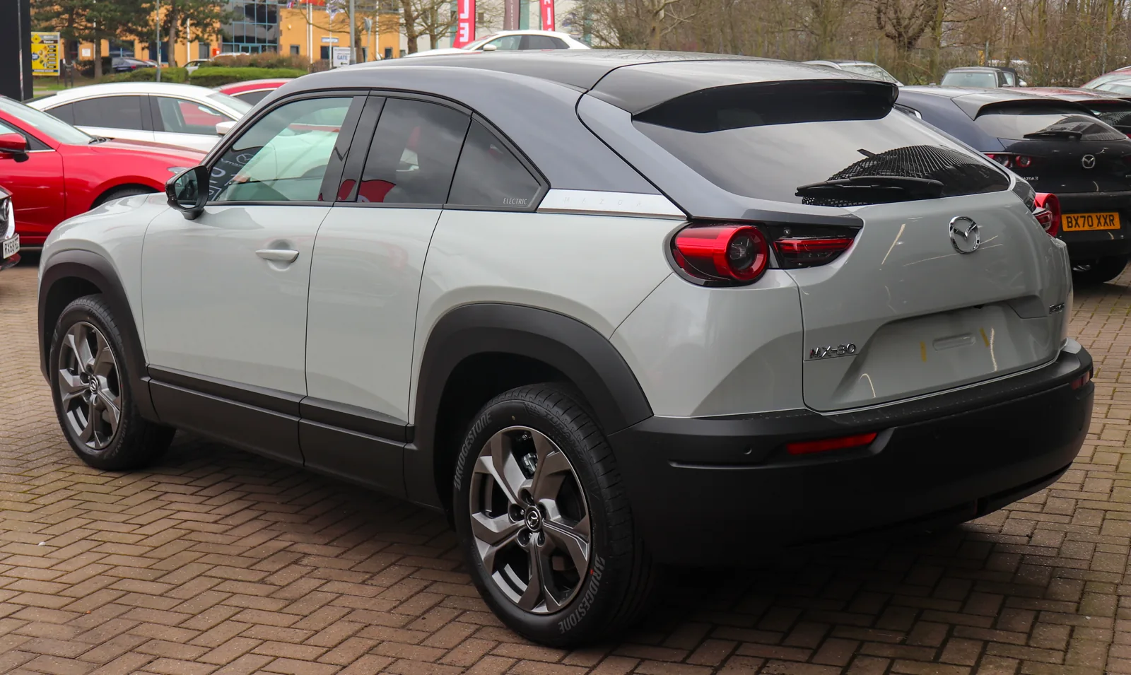Mazda MX-30 сзади