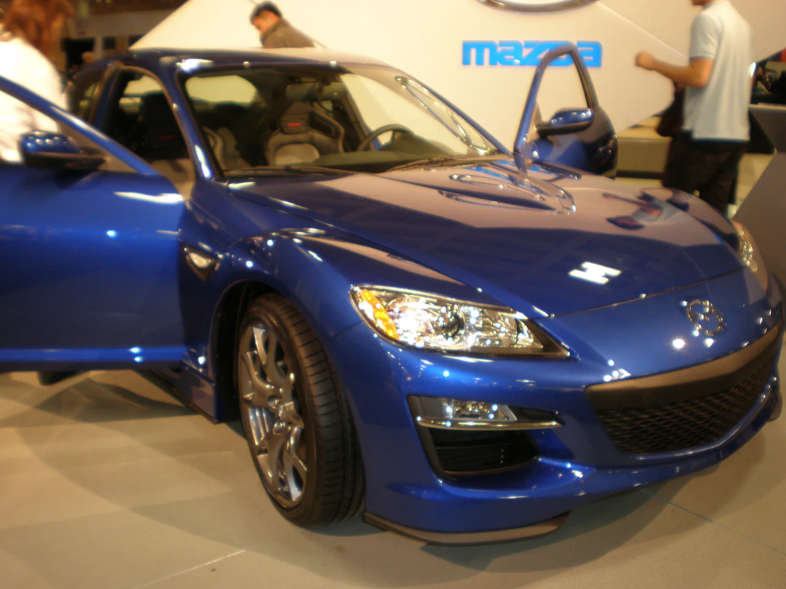 Mazda RX-8 MY2009 с открытой передней дверью