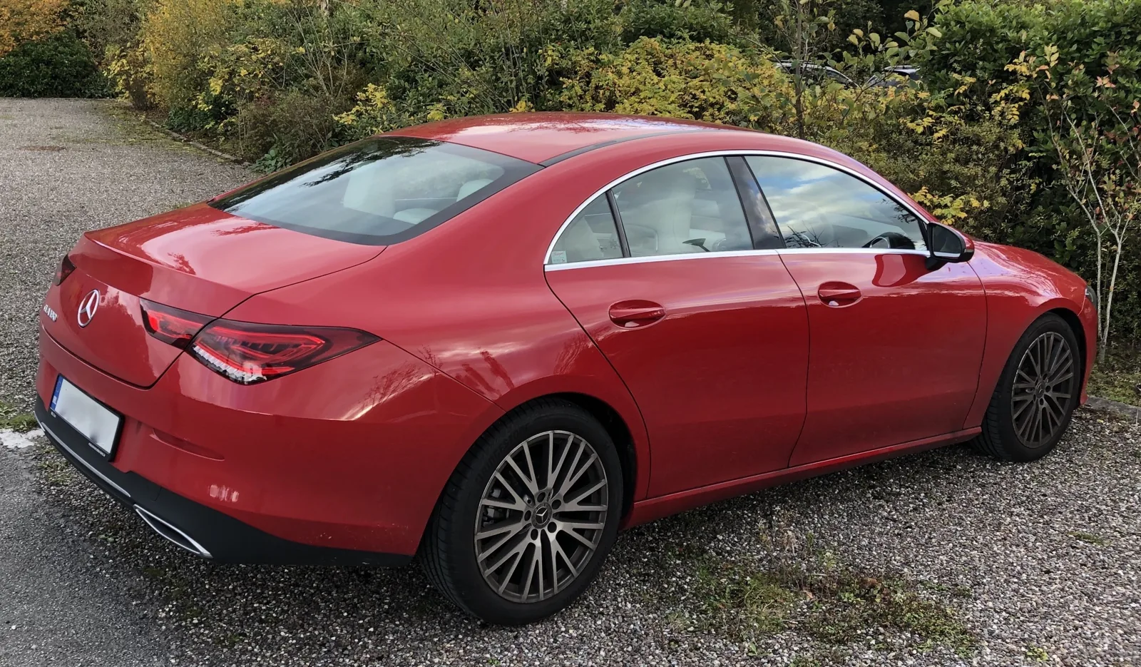 Красный Mercedes-Benz CLA180 C118, вид сзади