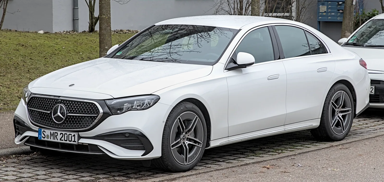 Седан Mercedes-Benz E-Class W214, вид спереди
