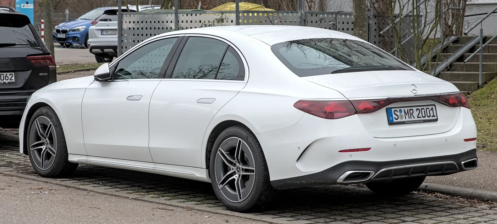 Седан Mercedes-Benz E-Class W214, вид сзади