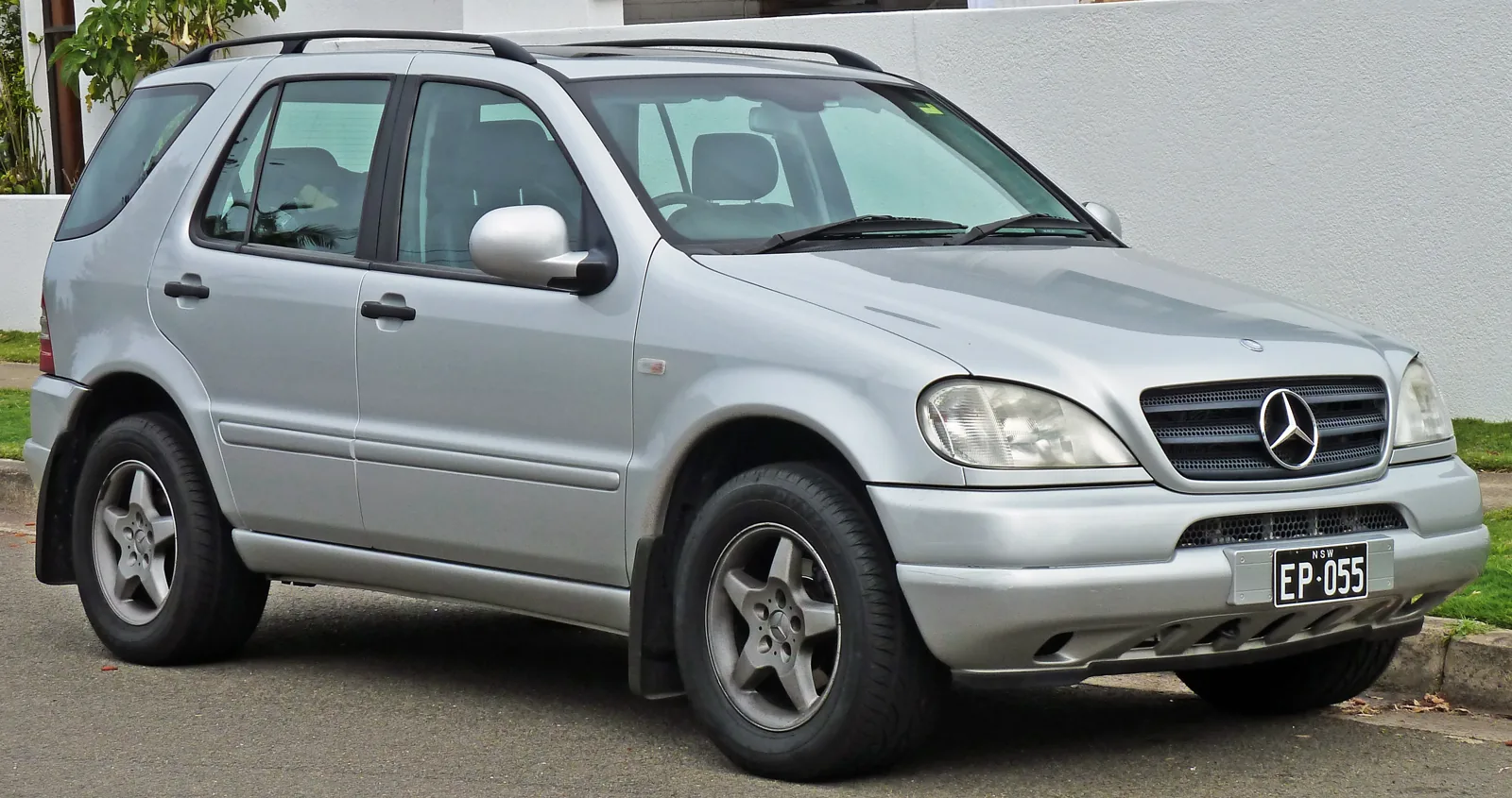 Mercedes-Benz ML 320 W163 2000 года, вид спереди