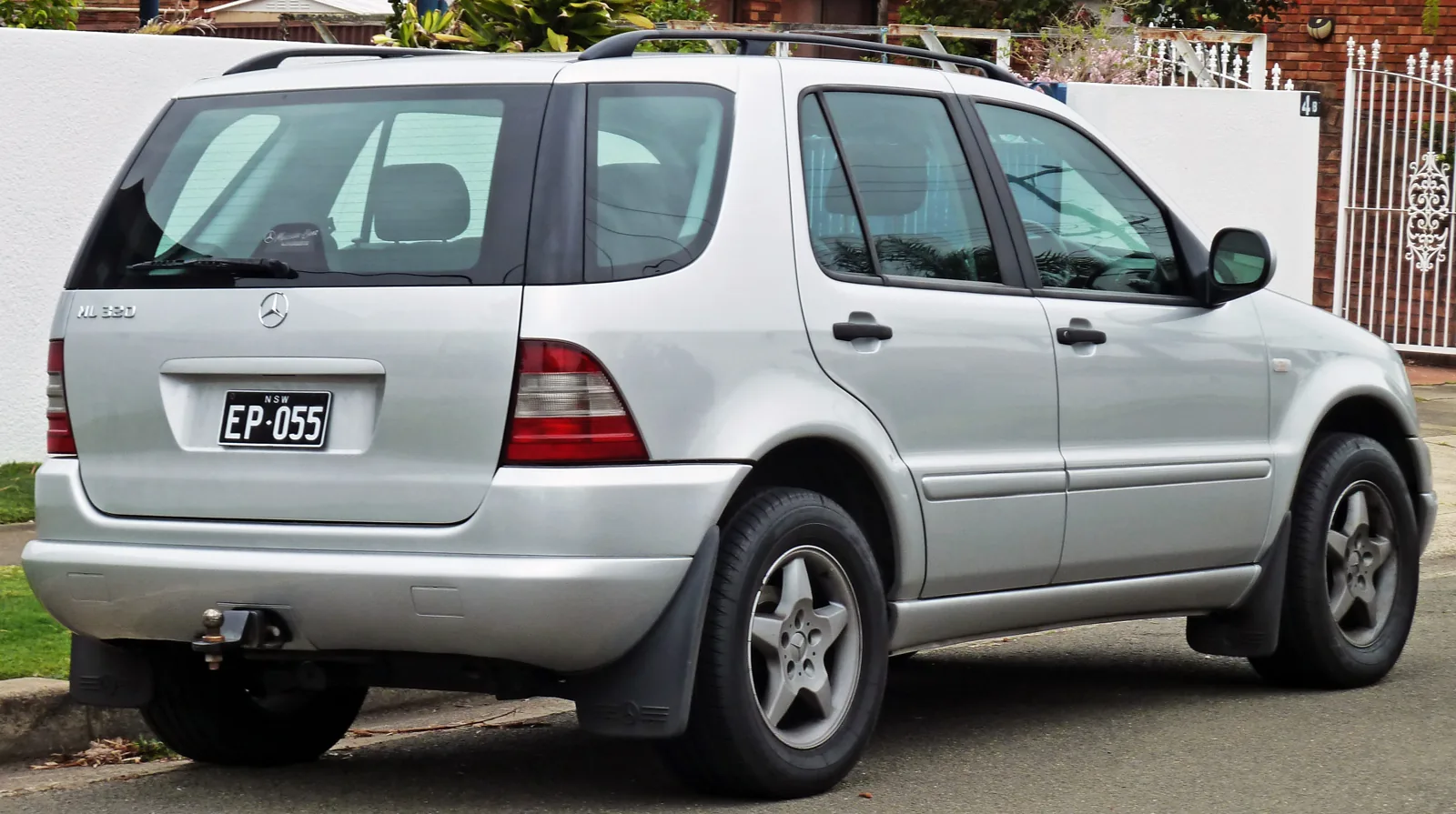 Mercedes-Benz ML 320 W163 2000 года, вид сзади