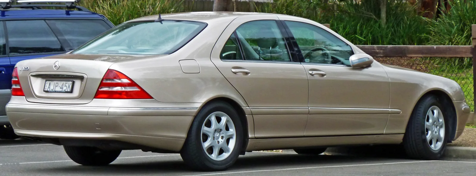 Mercedes-Benz S 320 W220 2000 года, вид сзади