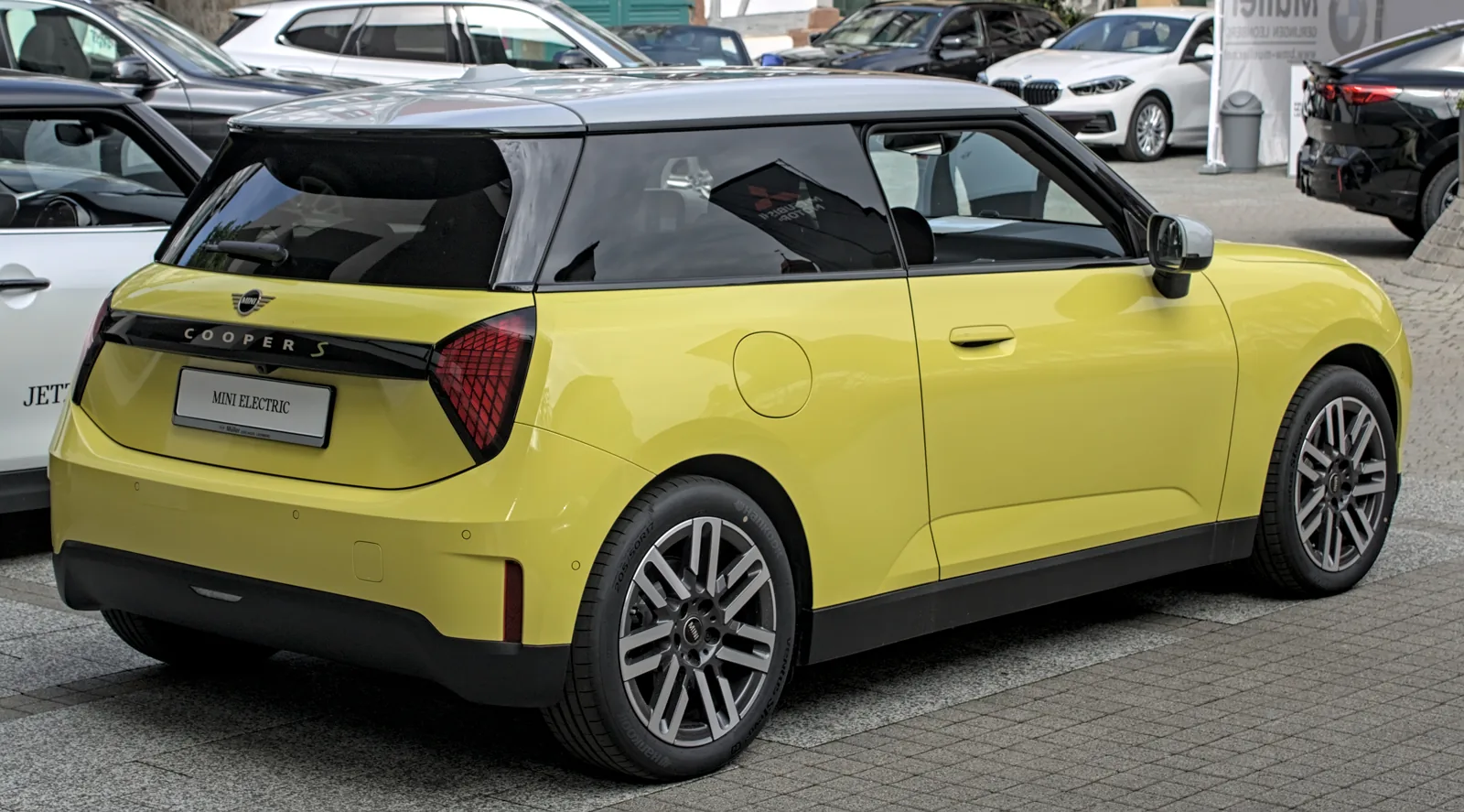 Электрический MINI Cooper SE J01, вид сзади