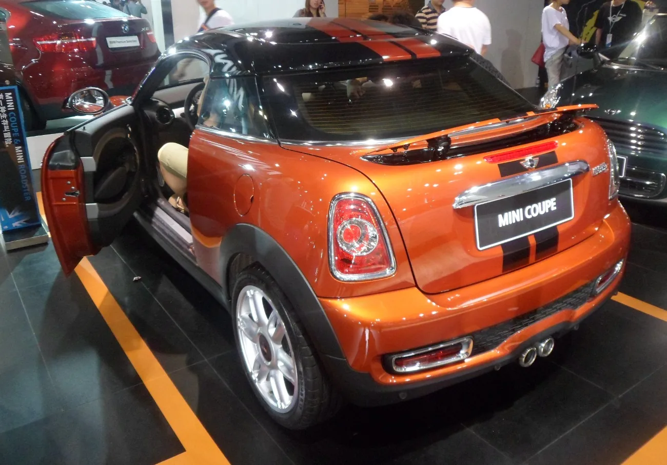 MINI Coupe Cooper S R58 с поднятым задним спойлером