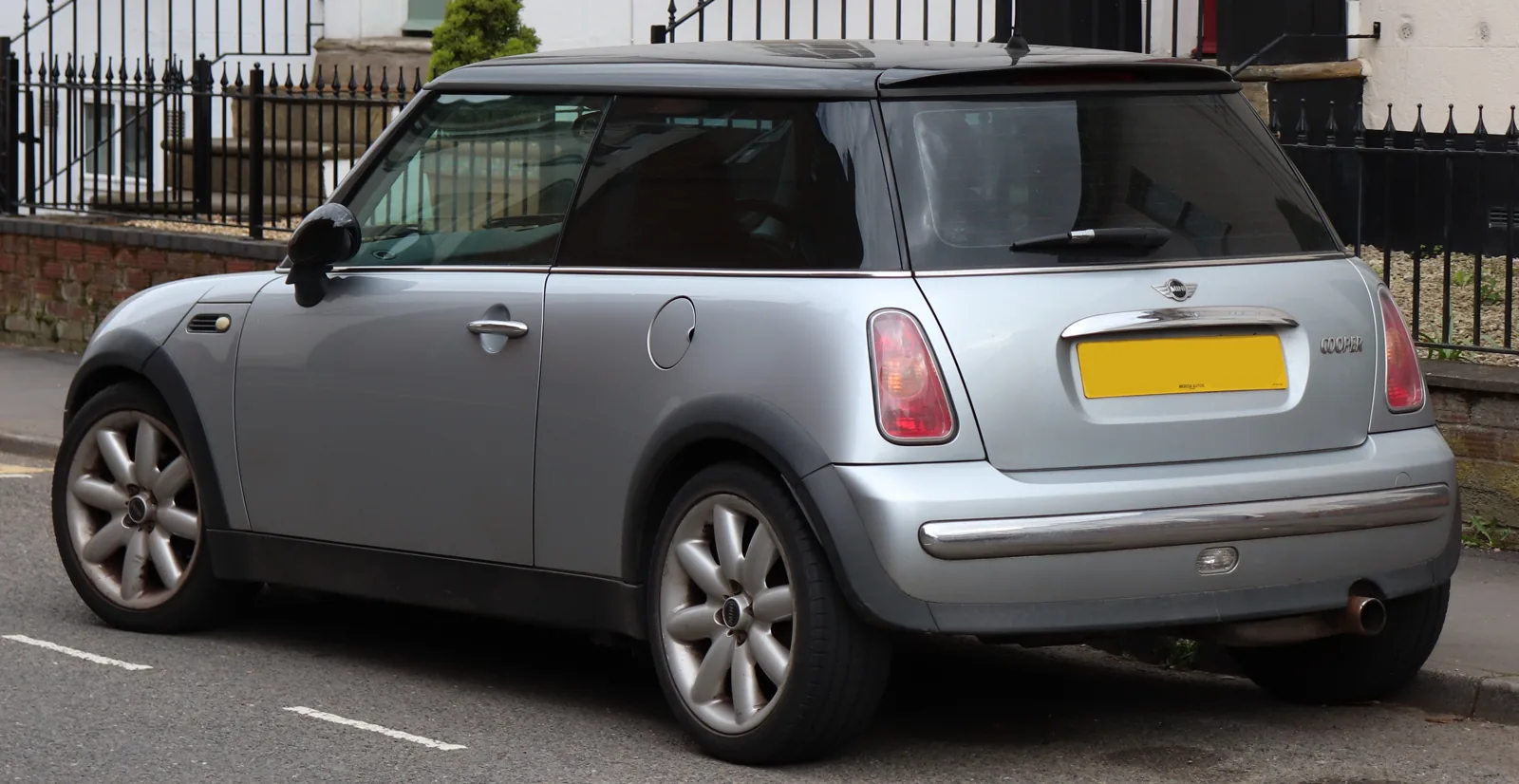 MINI Cooper R50 2003 года, вид сзади