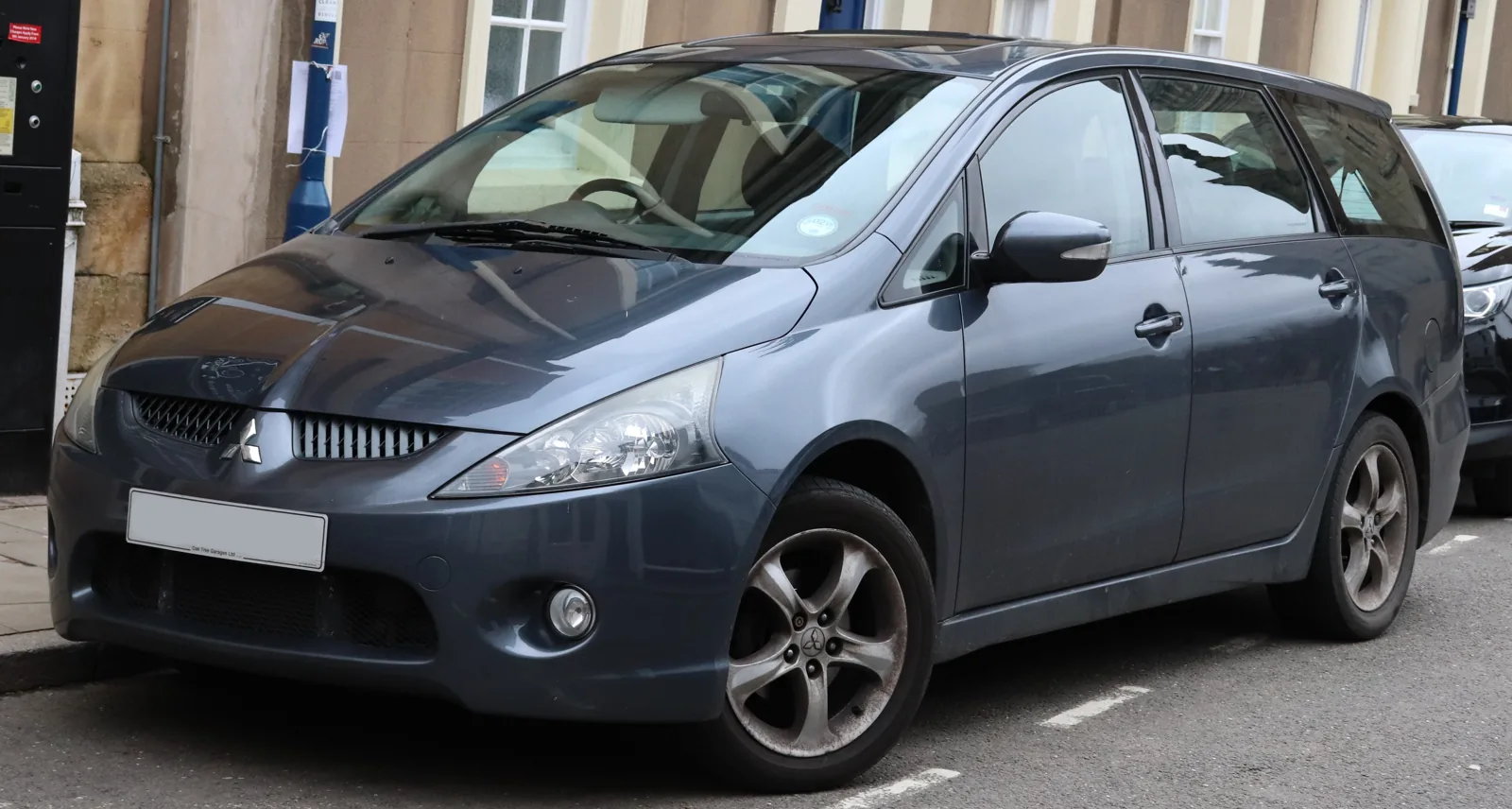 Mitsubishi Grandis Elegance DI-D 2006 года, вид спереди
