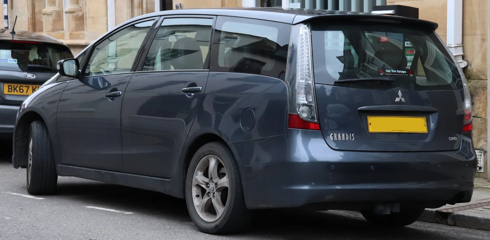 Mitsubishi Grandis Elegance DI-D, вид сзади