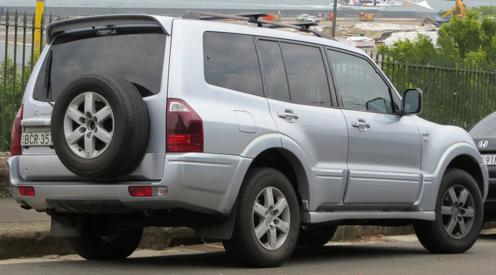 Mitsubishi Pajero NP Exceed, вид сзади